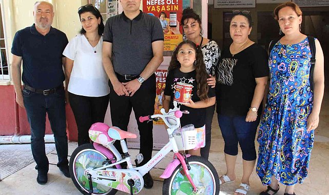 Kendi küçük yüreği büyük, 8 yaşındaki Gökçe bisiklet parasını bağışladı