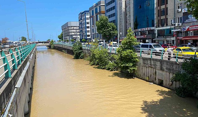 Kent merkezinde dereler sarıya boyandı