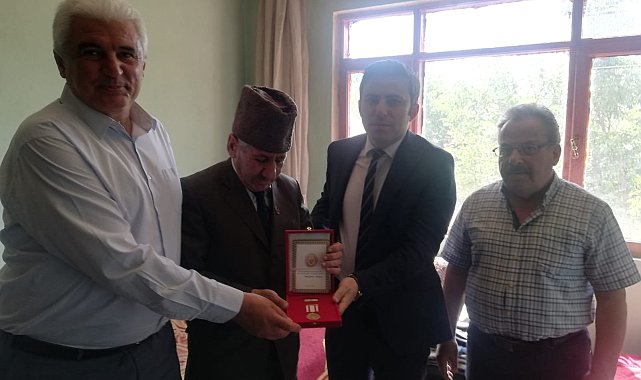 Kıbrıs Gazisine madalyası evinde verildi