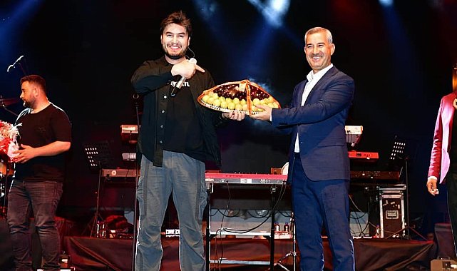 Kiraz Festivali&#039;nde Mustafa Ceceli coşkusu