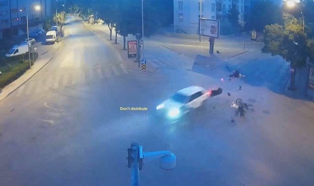 Kırmızı ışık ihlaliyle gelen kaza kamerada