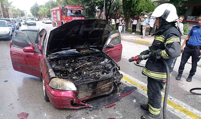Kırmızı ışıkta bekleyen otomobil alev alev yandı