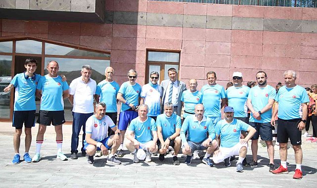 Kırmızı periler diyarına koştular