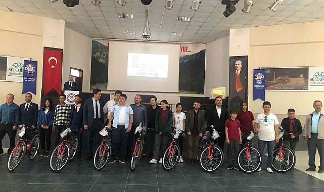 Kitabını okuyan bisiklet ödülünü aldı