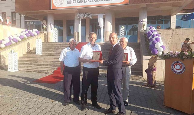 Kitap bağışı destekçilerine plaket verildi