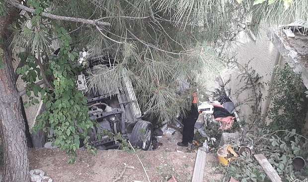 Kıyıkışlacık'da Korkulan Oldu !! Araba Evlerin Üzerine Uçtu !!