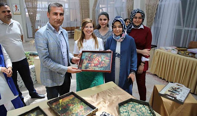 Kız öğrenci yurdunda el sanatları sergisi