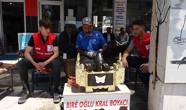 Kızılay ekibinden ayakkabı boyacısına sürpriz