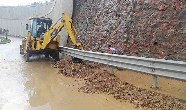 Kocaeli Şehir Hastanesi yolundaki toprak kaymasına ekipler müdahale etti