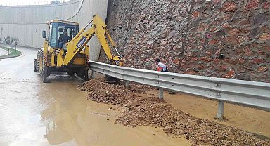 Kocaeli Şehir Hastanesi yolundaki toprak kaymasına ekipler müdahale etti