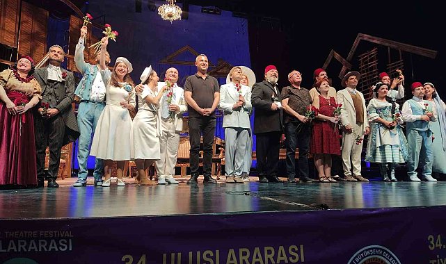 Kocaeli Şehir Tiyatroları oyuncuları Denizli&#039;de sahne aldı