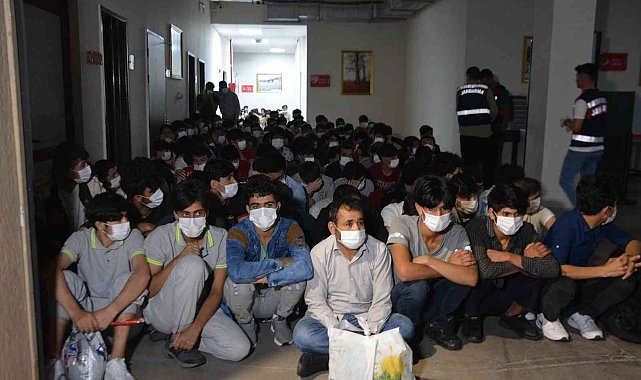 Kocaeli'de 136 düzensiz göçmen ülkesine gönderildi