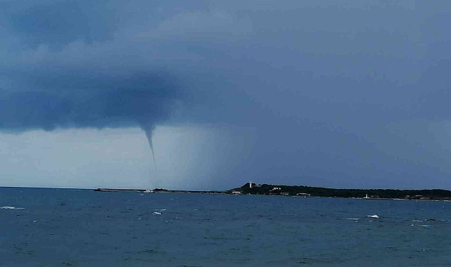 Kocaeli&#039;de deniz ortasında korkutan hortum
