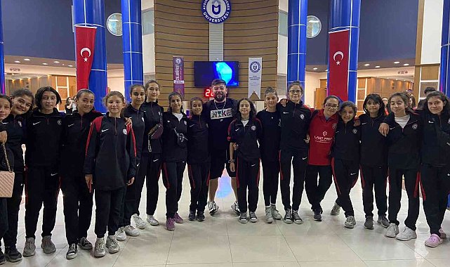 Koçarlı Belediyesi Voleybol Takımı tiyatroda buluştu