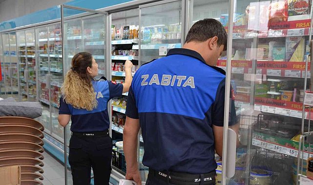 Koçarlı Zabıtası son tüketim tarihi geçmiş ürünleri denetledi