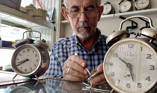 Komşusu çırak olarak verdi, 55 yıldır kurmalı saat tamir ediyor