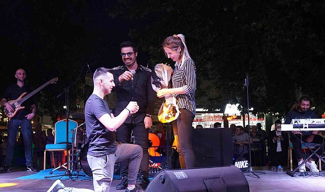 Konserde evlilik teklifi yaptı