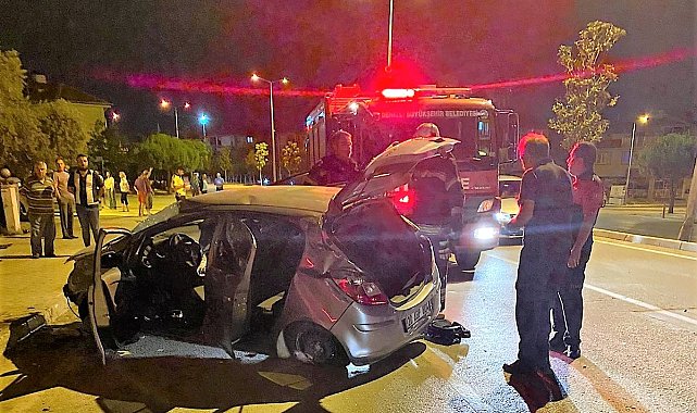 Kontrolden çıkan araç direğe çarpıp takla attı