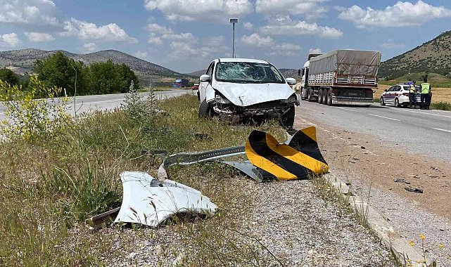Kontrolden çıkan otomobil orta refüje girip, yön tabelasına çarparak durabildi