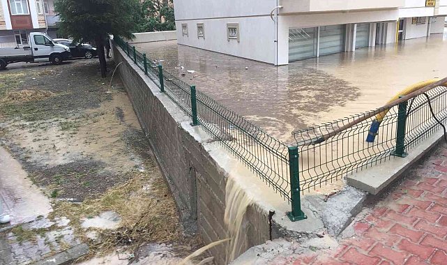 Konya'da sağanak, su baskınlarına neden oldu