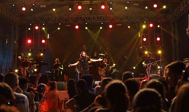 Koray Avcı, sahne performansı ile Koçarlı''yı salladı