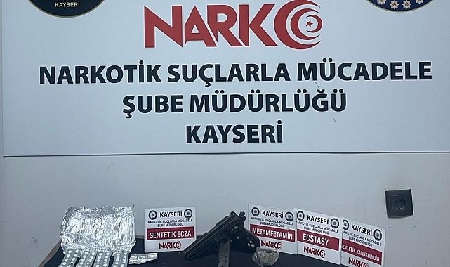 Kovalama sonucu yakalanan araçta uyuşturucu ve tarihi sikke çıktı