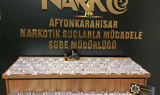 Kovalamaca sonrası yakalanan otomobilden binlerce uyuşturucu hap çıktı