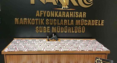 Kovalamaca sonrası yakalanan otomobilden binlerce uyuşturucu hap çıktı