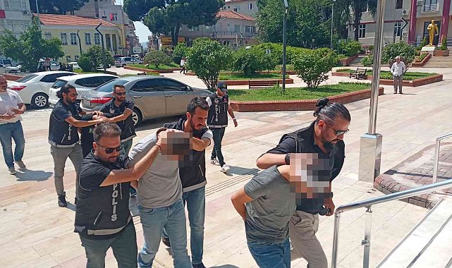 Kovalamacada yere döktükleri 1 kilo uyuşturucu ile yakalandılar