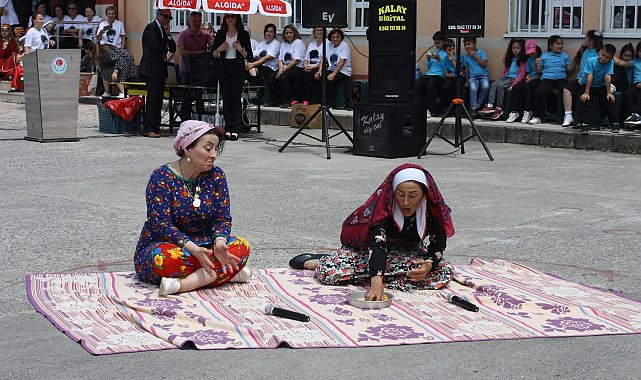 Köy köy dolaşıp kültürü yaşatmaya çalışıyorlar