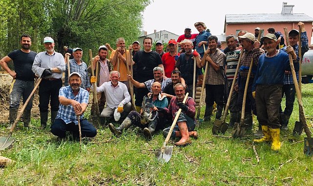 Köylüler imece usulüyle sulama kanalını kaymakamla birlikte temizlediler