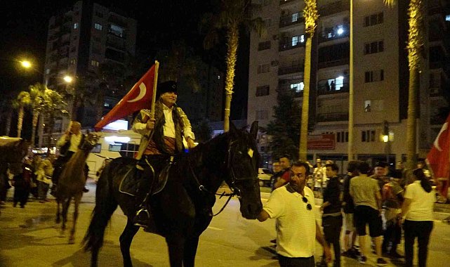 Kozan belediye başkanı at sırtında Kozan halkını selamladı