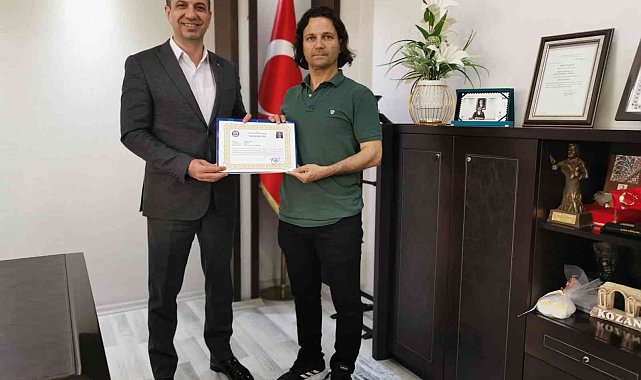 Kozan Kaymakamı Günçam, Gültekin'i ödüllendirdi