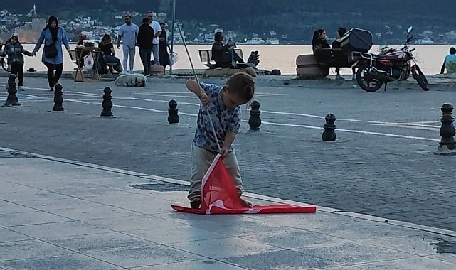 Küçük çocuğun iç ısıtan bayrak sevgisi