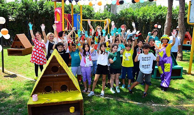 Küçük eller kedi evlerini boyadı