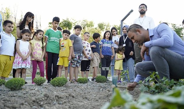 Küçük eller toprağa değdi