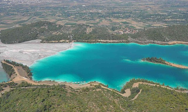 Kül gölü fotoğrafçıların ilgi odağı oldu