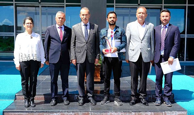 Kupaları Rektör Yıldız'a verdiler