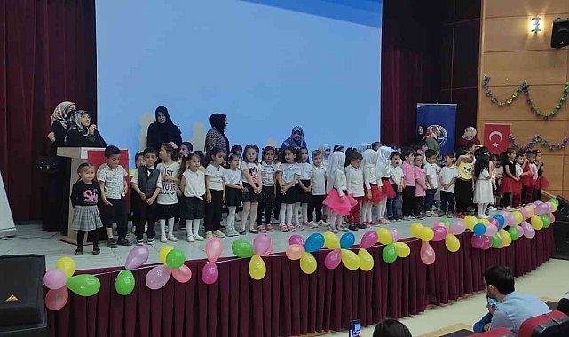 Kur'an kursu öğrencilerinden yılsonu şenliği