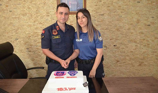 Kuruluş yıl dönümü pastasını astsubay koca polis eşiyle kesti