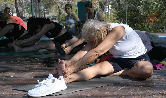Kuşadası &#039;Dünya Yoga Günü&#039;nde tüm canlılara nefes oldu