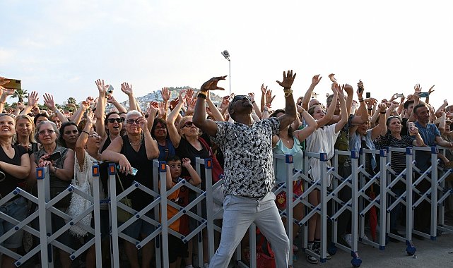 Kuşadası Sokak Festivali yoğun ilgi görüyor