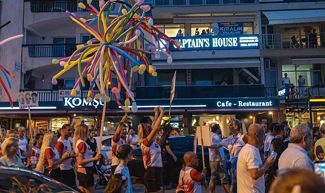 Kuşadası'nda 'Hayat Sokak'ta