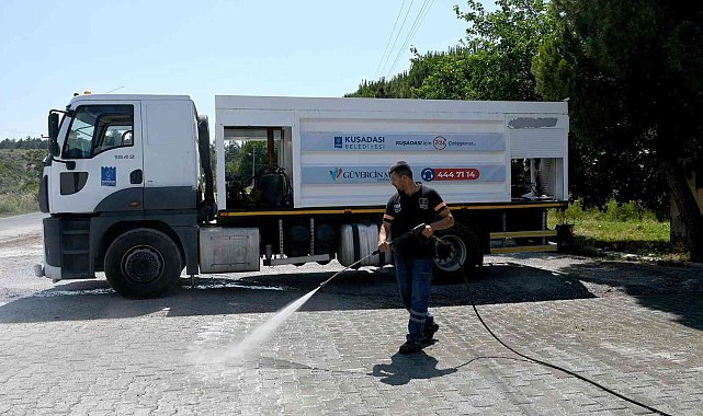 Kuşadası'nda cadde ve sokaklar temizlendi