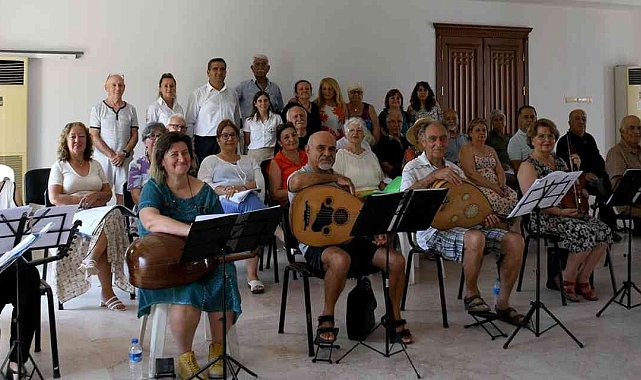 Kuşadası&#039;nda emekli yazlıkçılar müzik aşkıyla bir araya geldi