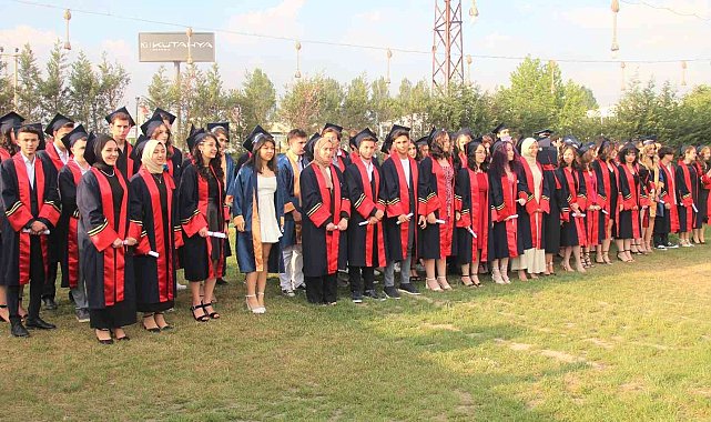 Kütahya Final Akademi Anadolu Lisesi'nde mezuniyet sevinci