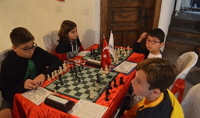 Kütahya Tavşanlı'daki satranç turnuvası kıran kırana mücadeleye sahne oldu