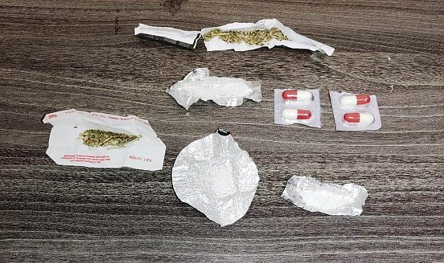Kütahya'da polisin kontrol ettiği araçta uyuşturucu ele geçirildi