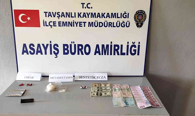 Kütahya'da "dur" ihtarına uymayan araçtan atılan gözlük kutusu içerisinde uyuşturucu ele geçirildi