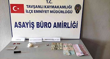 Kütahya'da "dur" ihtarına uymayan araçtan atılan gözlük kutusu içerisinde uyuşturucu ele geçirildi